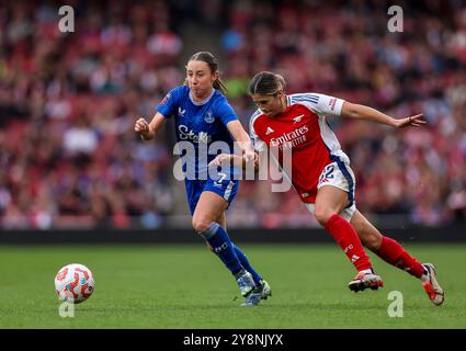 Kyra Cooney-Cross von Arsenal und Everton's Clare Wheeler in Aktion während des Women's Super League Spiels im Emirates Stadium, London. Bilddatum: Sonntag, 6. Oktober 2024. Stockfoto