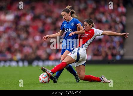 Kyra Cooney-Cross von Arsenal und Everton's Clare Wheeler in Aktion während des Women's Super League Spiels im Emirates Stadium, London. Bilddatum: Sonntag, 6. Oktober 2024. Stockfoto