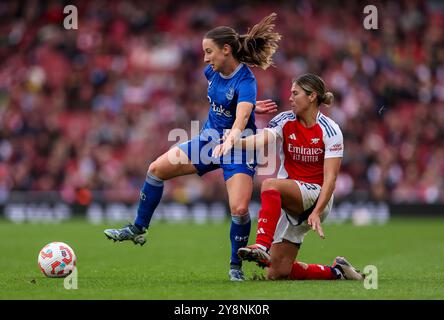 Kyra Cooney-Cross von Arsenal und Everton's Clare Wheeler in Aktion während des Women's Super League Spiels im Emirates Stadium, London. Bilddatum: Sonntag, 6. Oktober 2024. Stockfoto