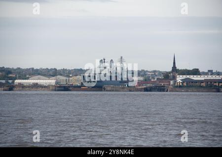 Das Versorgungsschiff der Royal Navy Fort Victoria befindet sich im Trockendock auf dem Fluss Mersey in Birkenhead Stockfoto