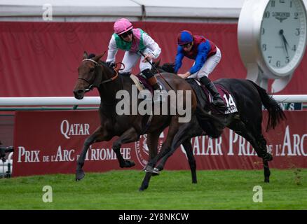 Paris, Frankreich. Sonntag, 6. Oktober 2024. Bluestocking und Rossa Ryan gewinnen den Qatar Prix de L’Arc de Triomphe Group 1 für Trainer Ralph Beckett und Besitzer Juddmonte. Credit JTW equine Images / Alamy Live News Stockfoto