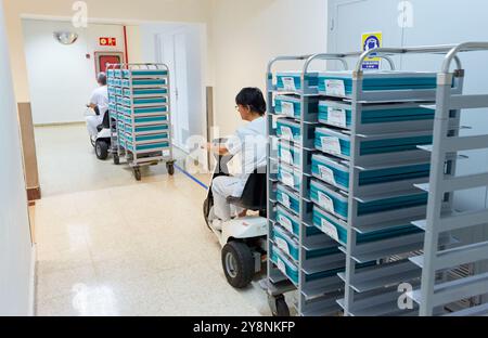 Innerer Transport von Lebensmitteln in Autos, Küche, Krankenhaus Donostia, San Sebastian, Gipuzkoa, Baskenland, Spanien. Stockfoto