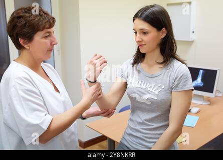 Arzt, der die Stärke der Armbeugung überprüft, Physiotherapie medizinisches Zentrum, Donostia, San Sebastian, Gipuzkoa, Baskenland, Spanien. Stockfoto