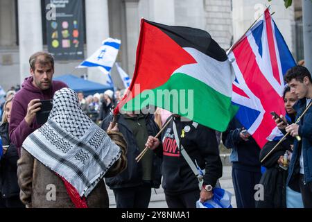 Manchester, Großbritannien. Oktober 2024. Manchester steht mit Israel march und Rally. Die Rallye begann am St. Ann's Square und führte dann durch das Stadtzentrum zum Petersplatz vor der Zentralbibliothek. Eine starke Polizeipräsenz mit bewaffneter Polizei und auch privater Sicherheitsfirma CST waren anwesend. Auf dem Petersplatz schwenkte eine einsame Frau eine Palestianflagge, die von einigen Mitgliedern der pro-israelischen Menschenmenge befragt wurde. Pro Israel März Manchester UK. Bild: Garyroberts/worldwidefeatures.com Credit: GaryRobertsphotography/Alamy Live News Stockfoto