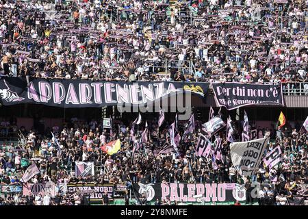 Palermo FC Fans beim Spiel Palermo FC gegen US Salernitana, italienisches Fußball-Spiel der Serie B in Palermo, Italien, 06. Oktober 2024 Stockfoto