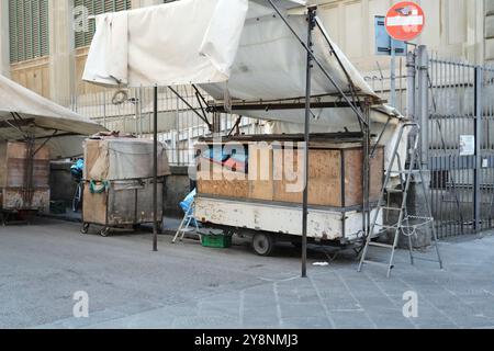 San Lorenzo Markt, geschlossene, leere Verkaufswagen im Freien an der Via dell’ Ariento, direkt vor dem Mercato Centrale, Florenz, Italien. Stockfoto
