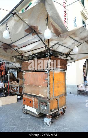 San Lorenzo Markt, geschlossene, leere Verkaufswagen im Freien an der Via dell’ Ariento, direkt vor dem Mercato Centrale, Florenz, Italien. Stockfoto