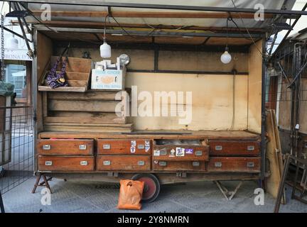 San Lorenzo Markt, geschlossene, leere Verkaufswagen im Freien an der Via dell’ Ariento, direkt vor dem Mercato Centrale, Florenz, Italien. Stockfoto
