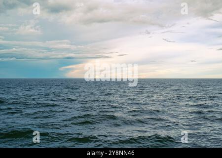 Tropisches Meer mit tiefblauer Welle und kleinem Fischerboot im Golf von Thailand Stockfoto