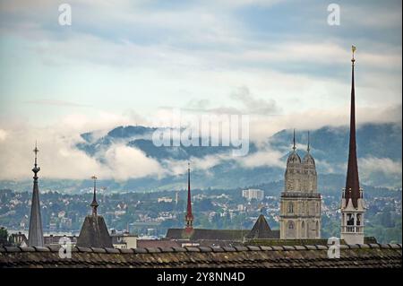 Kirchtürme des Großmunsters in der Skyline von Zürich, bewölkter Morgen Stockfoto