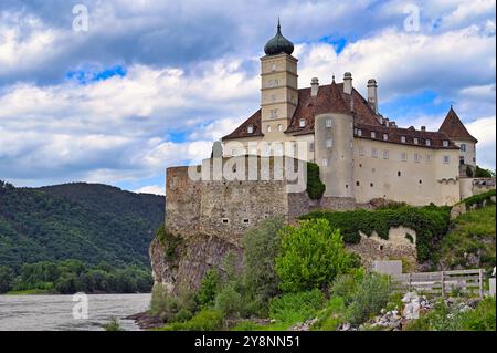 Das historische Schloss Schonbühel befindet sich an der Donau in der Nähe der Stadt Melk, Österreich Stockfoto