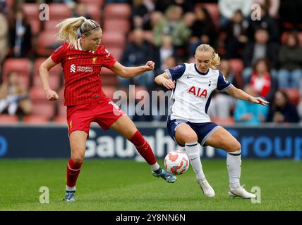 Liverpool Sophie Roman Haug (links) und Tottenham Hotspurs Molly Bartrip (rechts) kämpfen um den Ball während des Women's Super League-Spiels im Brisbane Road Stadium, London. Bilddatum: Sonntag, 6. Oktober 2024. Stockfoto