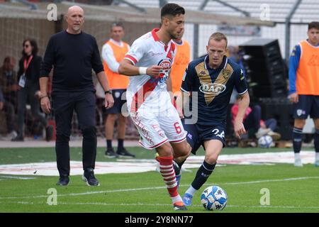 Cristiano Bani aus Mantova 1911 im Gegensatz zu Lorenzo Dickman aus Brescia Calcio FC während des italienischen Fußballturnierspiels der Serie B zwischen Mantova Calcio 1911 und Brescia Calcio FC im Danilo Martelli Stadion am 6. Oktober 2024 in Mantua, Italien. Stockfoto