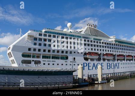 Pacific World Peace Boat legte in Liverpool an Stockfoto