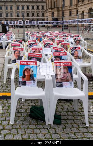 Berlin 6. Oktober 2024: Auf dem Bebelplatz wird an den Terroranschlag der Hamas auf Israel und die Geiseln erinnert. Ein Tunnel und Szenen wurden neu erstellt. Stockfoto