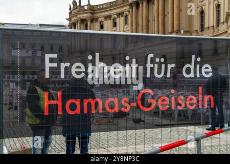 Berlin 6. Oktober 2024: Auf dem Bebelplatz wird an den Terroranschlag der Hamas auf Israel und die Geiseln erinnert. Ein Tunnel und Szenen wurden neu erstellt. Stockfoto