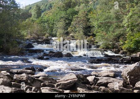 Dorf Killin, Schottland. Malerischer Blick auf die Wasserfälle von Dochart in voller Höhe auf dem Fluss Dochart. Die Szene wurde von der Brücke des Do aufgenommen Stockfoto