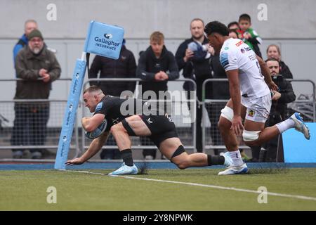 LONDON, UK - 6. Oktober 2024: Ben Earl of Saracens erzielt seinen Teams den fünften Versuch während des Gallagher Premiership-Spiels zwischen Saracens und Exeter Chiefs im StoneX Stadium (Quelle: Craig Mercer/Alamy Live News) Stockfoto