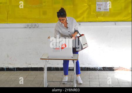 Tunis. Oktober 2024. Ein tunesischer Wähler füllt am 6. Oktober 2024 in einem Wahlzentrum in Tunis, Tunesien, die Wahl aus. Die Wahlzentren für die tunesischen Präsidentschaftswahlen wurden am Sonntag in 24 tunesischen Provinzen eröffnet, sagte Tunesiens unabhängige hohe Behörde für Wahlen. Quelle: Adel Ezzine/Xinhua/Alamy Live News Stockfoto