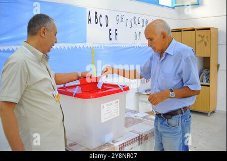 Tunis. Oktober 2024. Ein tunesischer Wähler gibt seine Stimme am 6. Oktober 2024 in einem Wahlzentrum in Tunis ab. Die Wahlzentren für die tunesischen Präsidentschaftswahlen wurden am Sonntag in 24 tunesischen Provinzen eröffnet, sagte Tunesiens unabhängige hohe Behörde für Wahlen. Quelle: Adel Ezzine/Xinhua/Alamy Live News Stockfoto