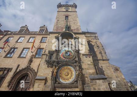 Die mittelalterliche Prager astronomische Uhr, die am Alten Rathaus in Prag, Tschechien, befestigt ist Stockfoto