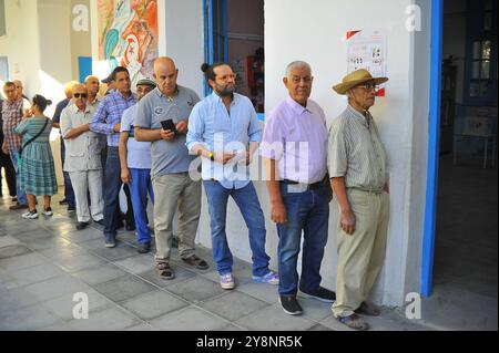 Tunis. Oktober 2024. Tunesische Wähler stehen am 6. Oktober 2024 vor einem Wahlzentrum in Tunis, Tunesien, an. Die Wahlzentren für die tunesischen Präsidentschaftswahlen wurden am Sonntag in 24 tunesischen Provinzen eröffnet, sagte Tunesiens unabhängige hohe Behörde für Wahlen. Quelle: Adel Ezzine/Xinhua/Alamy Live News Stockfoto