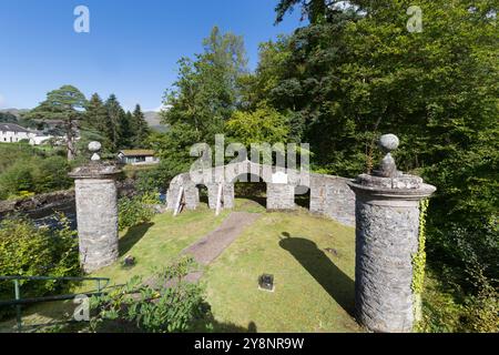 Dorf Killin, Schottland. Malerischer Blick auf die McNab Grabstätte auf Inchbuie Island am River Dochart. Die Szene wurde von Dochart erfasst Stockfoto