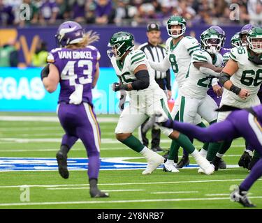 Tottenham Hotspur Stadium, London, Großbritannien. Oktober 2024. NFL UK Football, New York Jets gegen Minnesota Vikings; New York Jets Quarterback Aaron Rodgers (8) sieht an, als sein Pass von Minnesota Vikings außerhalb des Linebacker Andrew Van Ginkel (43) abgefangen wird Credit: Action Plus Sports/Alamy Live News Stockfoto