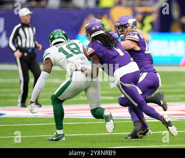 Tottenham Hotspur Stadium, London, Großbritannien. Oktober 2024. NFL UK Football, New York Jets gegen Minnesota Vikings; Minnesota Vikings außerhalb des Linebacker Andrew Van Ginkel (43) bricht ab, um einen Interception-Touch zu erzielen Credit: Action Plus Sports/Alamy Live News Stockfoto