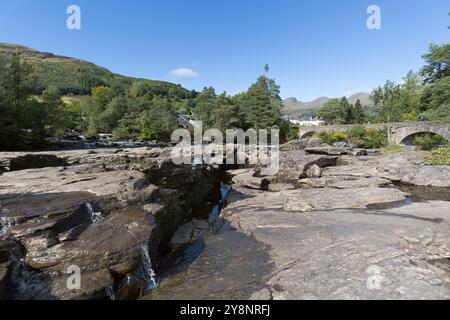 Dorf Killin, Schottland. Malerischer Blick auf die Fälle von Dochart mit Dochart Bridge im Hintergrund. Das Ben Lawers National Nature Reserve an Stockfoto