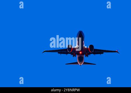 Ein Flugzeug landet am Flughafen Dubrovnik, Kroatien Stockfoto