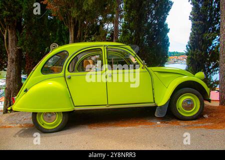 Ein leuchtendes Limettengrün Citoen 2CV Stockfoto