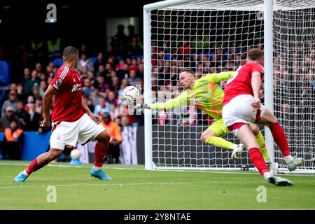 London, Großbritannien. Oktober 2024. Nottingham Forest Torhüter Matz Sels hat am 6. Oktober 2024 beim Spiel Chelsea FC gegen Nottingham Forest FC English Premier League in Stamford Bridge, London, England, Großbritannien einen Schuss erhalten. Credit: Every Second Media/Alamy Live News Stockfoto