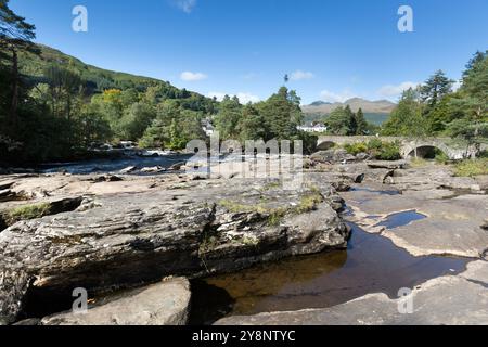 Dorf Killin, Schottland. Malerischer Blick auf die Fälle von Dochart mit Dochart Bridge im Hintergrund. Stockfoto