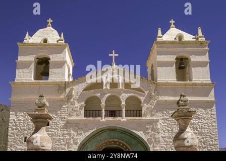 Kolonialer Charme in Maca: Unberührte weiße Kirche gegen einen brillanten blauen Himmel (Arequipa, Peru) Stockfoto