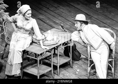 Judi Dench (Beatrice), Donald Sinden (Benedick) in MUCH ADO ABOUT NOTHING von Shakespeare bei der Royal Shakespeare Company (RSC), Royal Shakespeare Theatre, Stratford-upon-Avon, England 05/04/1976 Design: John Napier Beleuchtung: Clive Morris ursprünglicher Regisseur: John Barton neu interpretiert von Peter Stevenson Stockfoto