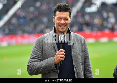 Frankfurt, Deutschland. Oktober 2024. Fußball 1. Bundesliga 6. Spieltag Eintracht Frankfurt - FC Bayern München am 06.10.2024 im Deutschen Bank Park Frankfurt Michael Ballack DFL-Vorschriften verbieten jede Verwendung von Fotografien als Bildsequenzen und/oder Quasi-Video. Foto: Revierfoto Credit: ddp Media GmbH/Alamy Live News Stockfoto