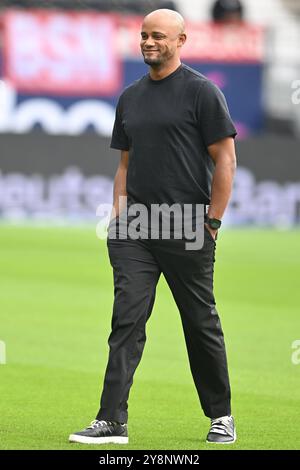 Frankfurt, Deutschland. Oktober 2024. Fußball 1. Bundesliga 6. Spieltag Eintracht Frankfurt - FC Bayern München am 06.10.2024 im Deutschen Bank Park in Frankfurt Vincent Kompany ( Trainer/Cheftrainer München ) DFL-Vorschriften verbieten die Verwendung von Fotografien als Bildsequenzen und/oder Quasi-Video. Foto: Revierfoto Credit: ddp Media GmbH/Alamy Live News Stockfoto