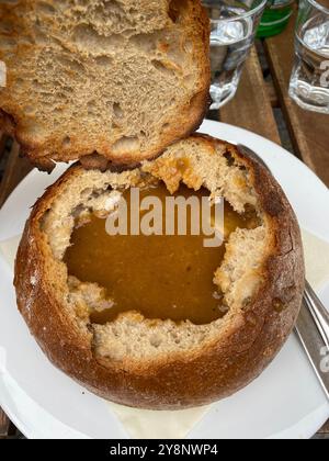 Rindergulasch-Suppe in Brotschale, serviert in einem Prager Stadtrestaurant, Tschechische Republik, 2024 Stockfoto