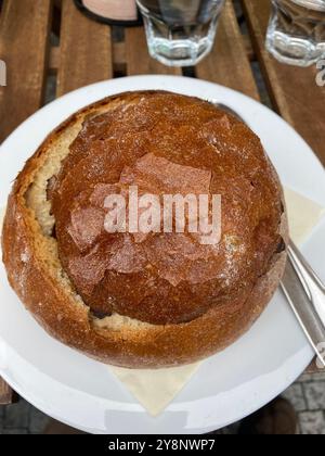 Rindergulasch-Suppe in Brotschale, serviert in einem Prager Stadtrestaurant, Tschechische Republik, 2024 Stockfoto