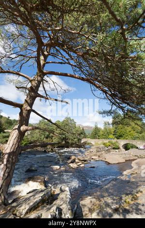 Dorf Killin, Schottland. Malerischer Blick auf die Fälle von Dochart mit Dochart Bridge im Hintergrund. Das Ben Lawers National Nature Reserve an Stockfoto