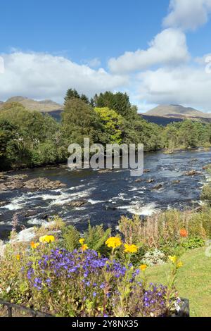 Dorf Killin, Schottland. Malerischer Blick auf den Fluss Dochart kurz bevor der Fluss die Falls of Dochart und die Dochart Bridge erreicht. Stockfoto