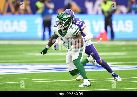 Breece Hall of the New York Jets bringt den Ball während des Spiels New York Jets gegen Minnesota Vikings in Woche 5 im Tottenham Hotspur Stadium, London, Großbritannien, 6. Oktober 2024 (Foto: Craig Thomas/News Images) Stockfoto