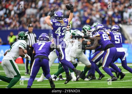 Andrew Van Ginkel von den Minnesota Vikings fängt den Ball während des Spiels New York Jets gegen Minnesota Vikings in Woche 5 im Tottenham Hotspur Stadium, London, Vereinigtes Königreich, 6. Oktober 2024 ab (Foto: Craig Thomas/News Images) Stockfoto