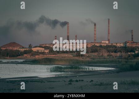 Die Energiekonzene an der Küste des Balchash Sees in Kasachstan, dem größten See Zentralasiens. Stockfoto