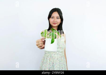 Junge Asiatische Gärtnerin Floristin Mit Gartenpflanzen Stockfoto