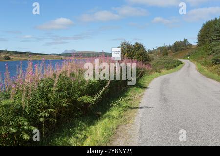 Loch Craggie, Schottland. Malerischer Blick auf die einspurige A837, mit Loch Craggie auf der linken Seite des Bildes. Stockfoto