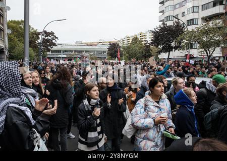 6. Oktober 2024, Berlin, Deutschland: Hunderte Demonstranten versammelten sich am Sonntag, 6. Oktober 2024, am Berliner Kottbusser Tor zu einem pro-palästinensischen marsch, der gegen den anhaltenden Krieg in Gaza protestierte. Der marsch begann am frühen Nachmittag und bewegte sich durch den Kreuzberger Bezirk in Richtung Neukoelln. Ursprünglich geplant, in der Sonnenallee zu enden, wurde die Strecke so angepasst, dass sie am Kreuzungspunkt Kottbusser Damm und LenaustraÃŸe endet. Die Demonstranten trugen palästinensische Fahnen und Banner, skandierten Parolen und drückten Solidarität mit dem Volk von Gaza aus. Während des marsches verhaftete die Polizei mehrere Personen wegen V Stockfoto