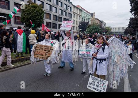 Anti-Israel Demo in Kreuzberg, pro-palästinensische Demo, Kottbusser Damm, Kreuzberg, Berlin Anti-Israel Demo in Kreuzberg, pro-palästinensische Demo, Kottbusser Damm, Zug Richtung Hermannplatz, Kreuzberg, Berlin *** Anti Israel Demo in Kreuzberg, pro palästinensischer Demo, Kottbusser Damm, Kreuzberg, Berlin Anti Israel Demo in Kreuzberg, pro palästinensischer Demo, Kottbusser Damm, Zug Richtung Hermannplatz, Kreuzberg, Berlin Stockfoto