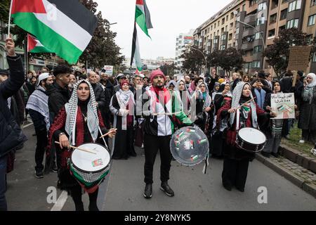 Hunderte Demonstranten versammelten sich am Sonntag, den 6. Oktober 2024, am Berliner Kottbusser Tor, bei einem pro-palästinensischen marsch, der gegen den anhaltenden Krieg in Gaza protestierte. Der marsch begann am frühen Nachmittag und bewegte sich durch den Kreuzberger Bezirk in Richtung Neukoelln. Ursprünglich geplant, in der Sonnenallee zu enden, wurde die Strecke auf die Kreuzung Kottbusser Damm und Lenaustraße umgestellt. Die Demonstranten trugen palästinensische Fahnen und Banner, skandierten Parolen und drückten Solidarität mit dem Volk von Gaza aus. Während des marsches verhaftete die Polizei mehrere Personen für verschiedene Straftaten, einschließlich der Verwendung Stockfoto